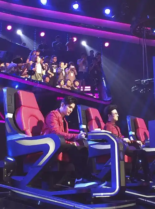 新一期"中国好声音"转椅变滑梯 周杰伦:有点紧张