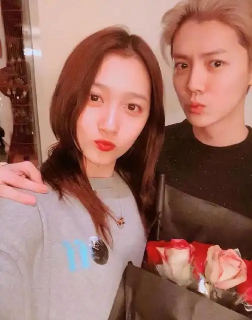 黄子韬的女友是徐艺洋,鹿晗的女友是关晓彤,既是爱豆也是歌手,还都演