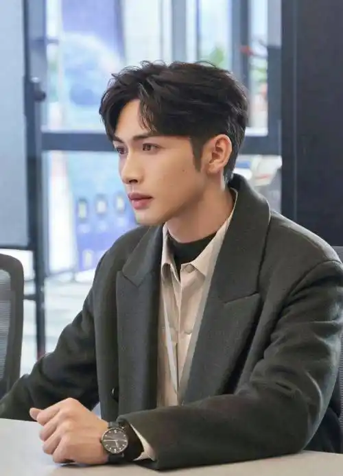 男星张彬彬时尚写真温润如玉翩翩公子