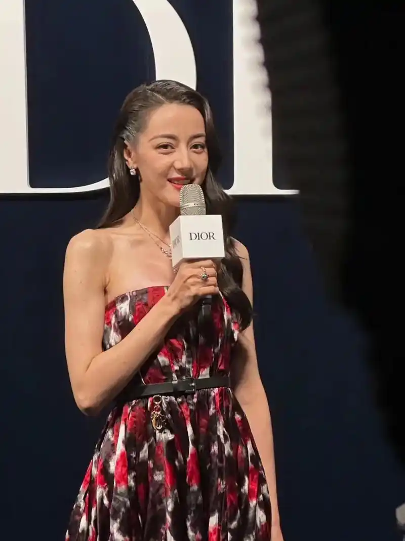 迪丽热巴明明不算大但年龄感已经上来了[思考]