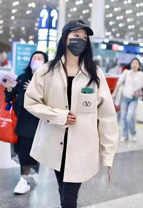 关晓彤的机场生图太养眼了,穿搭休闲舒适,小细腿真抢镜!