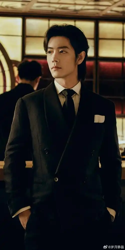 肖战超话#肖战#一组黑白西装照片散发着不一样的气质:白色是矜持贵的