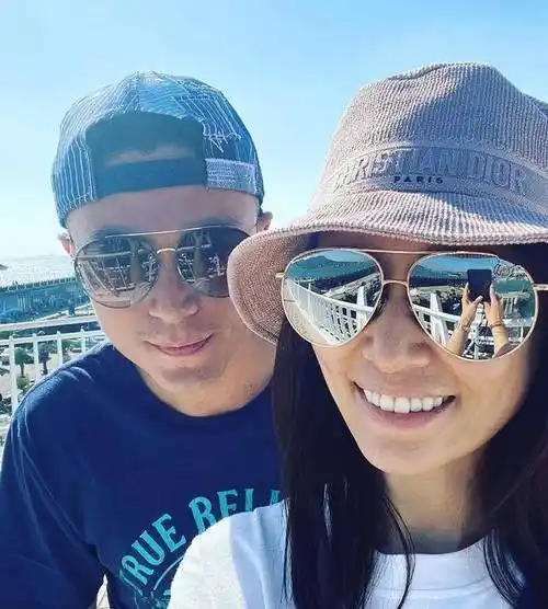 林心如罕晒老公视角美照,皮肤细腻酒窝醉人,眼角细纹分外抢镜