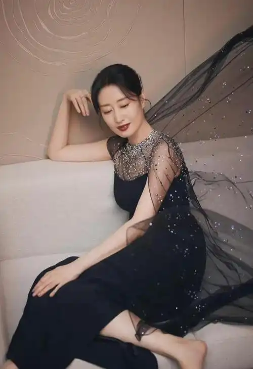 这就是实力派演员刘敏涛一个起床戏演绎美人卷珠帘