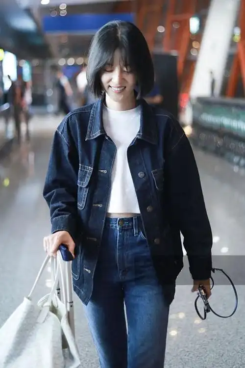 李溪芮穿牛仔外套内搭白色露脐装秀小腹身材高挑装扮显青春活力