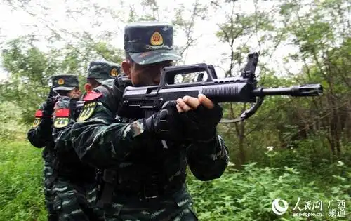 广西武警持88狙野外锤炼一枪毙敌技能(图)