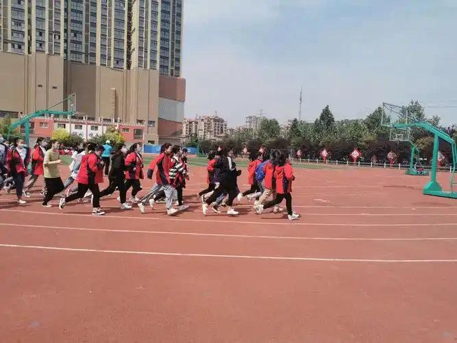 体育课上,学生们迈着欢快的步伐在操场上整齐有序的跑步.