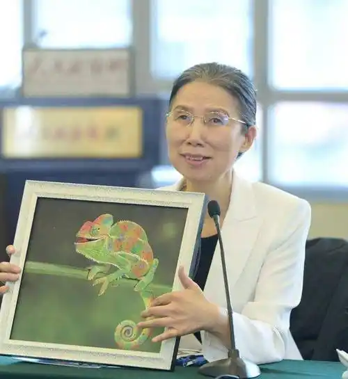 "此后的几天,杨佳就将自己关在空荡荡的房间里,将自己裹挟在令人窒息