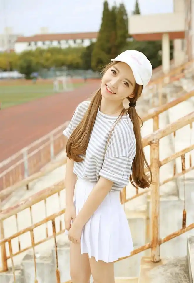 阳光活力邻家妹妹甜美户外俏皮写真