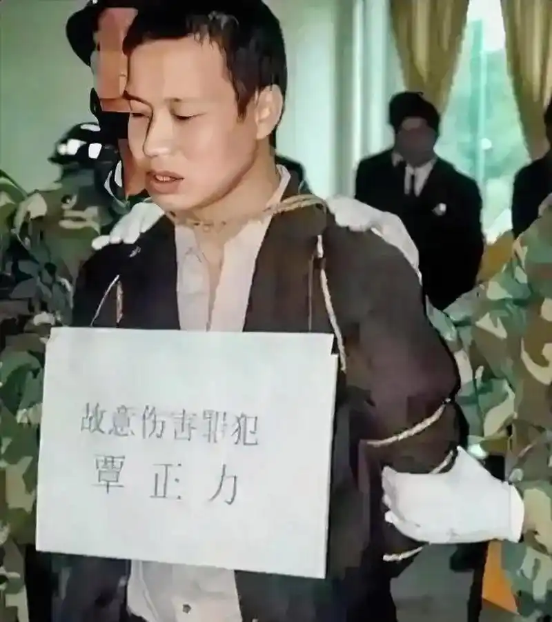 2006年,广西,覃正力被验明正身,即将押赴刑场执行死刑,照片中的他脖子