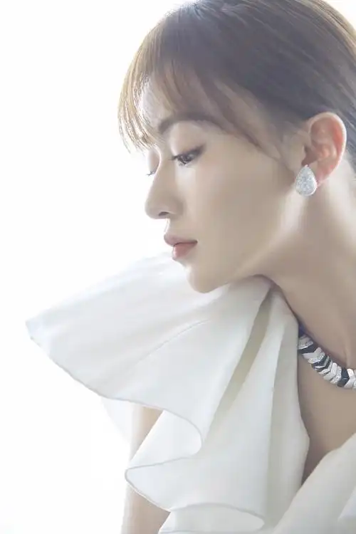 吴谨言获华鼎奖古装题材最佳女演员奖白裙优雅气质清纯