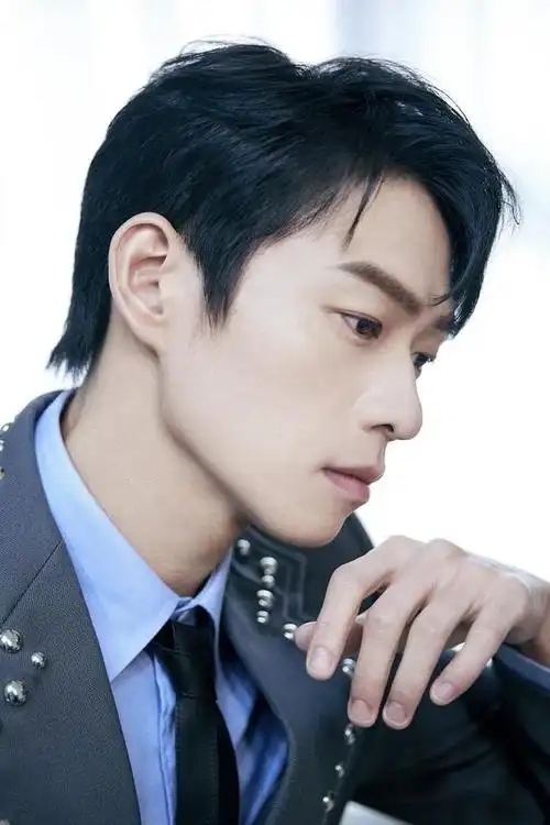 魏大勋超帅西装照,气质男神格外有型