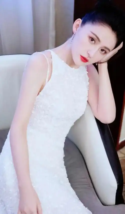 美女热依扎机场吊带半球美照