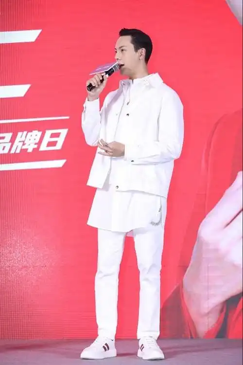 陈伟霆也是不老男孩全白穿搭清爽干净36岁像26岁一样还挺帅