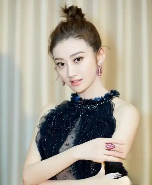 女明星丸子头怎么扎女神级丸子头塑造时尚感