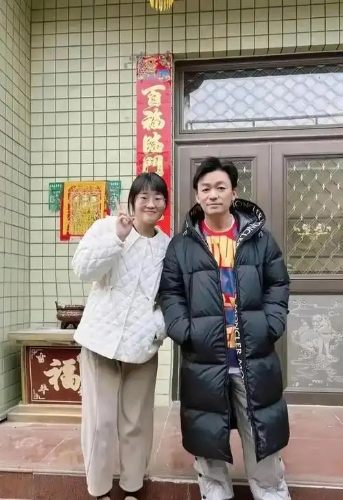 明星回老家探亲有人接地气有人一身大牌杨超越配文笑死我了