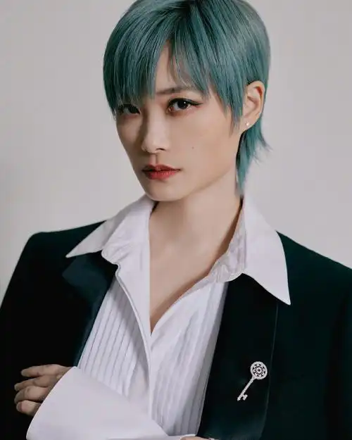 李宇春北影节红毯造型