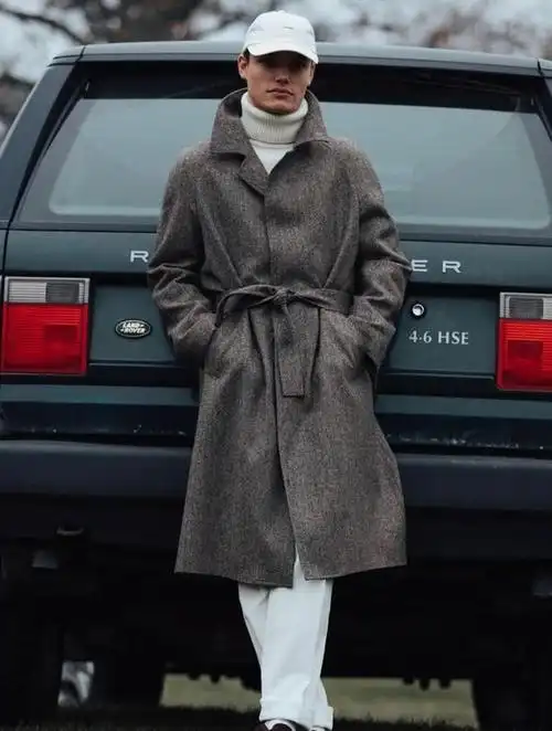 西装外面披着一件蓝色羊毛大衣,风度翩翩,瞬间就被其绅士的形象所吸引