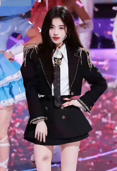 鞠婧祎《恋爱告急》舞台照曝光,清纯校花魅力难挡!_在未来_形象_舞蹈