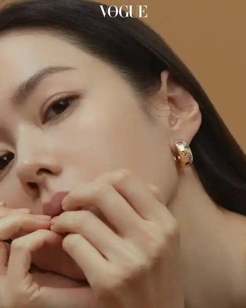 孙艺珍微微侧脸搭配珠宝金属耳饰,皮肤状态满分.