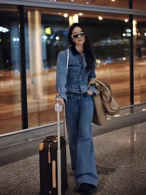 刘亦菲启程巴黎时装周,牛仔套装活力青春