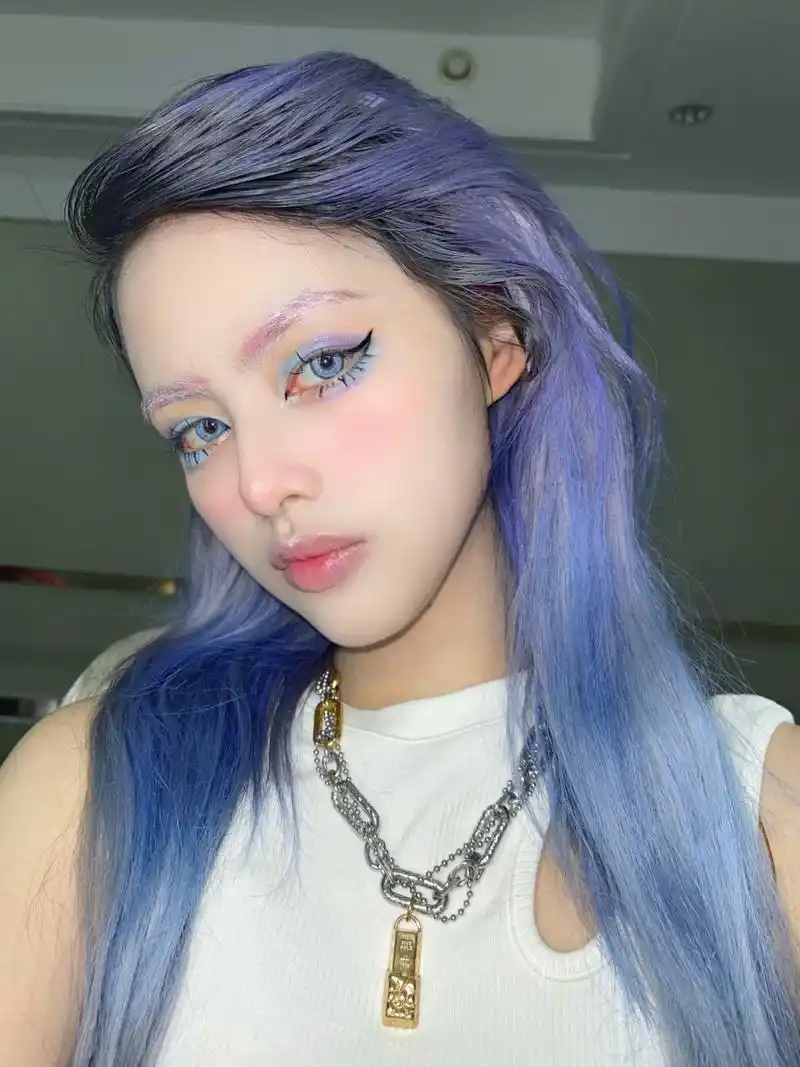 超有个性超显白的蓝紫渐变发色.