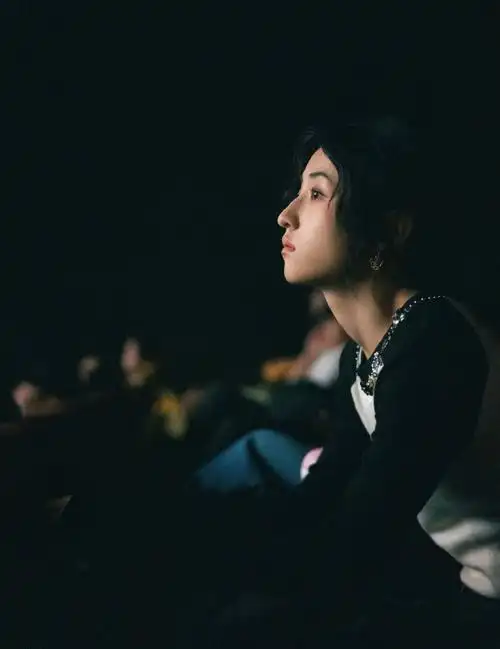 张子枫观影侧颜随拍