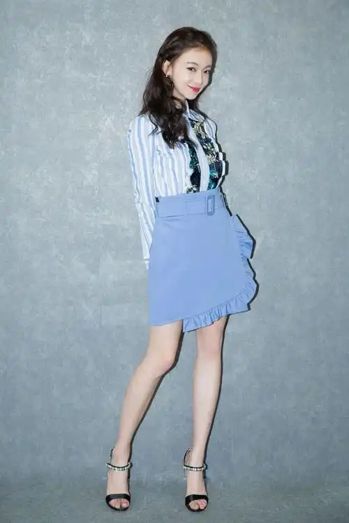 吴谨言衬衣搭配荷叶边短裙青春感十足一静一动都是美的化身