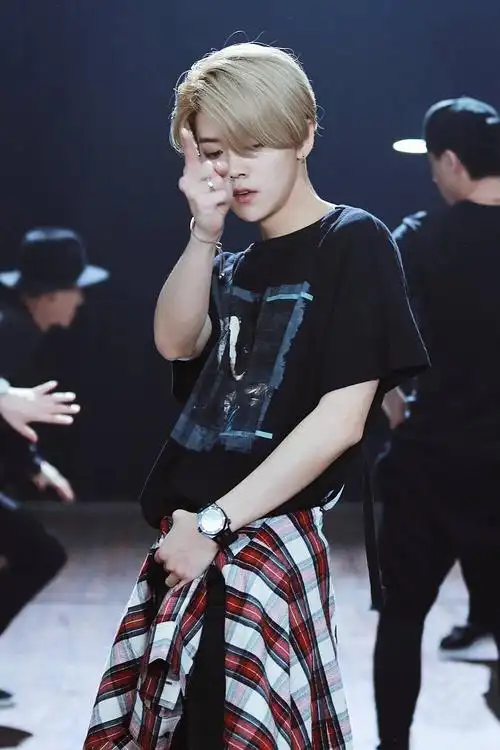 活跃小组,放几张鹿晗跳舞照片