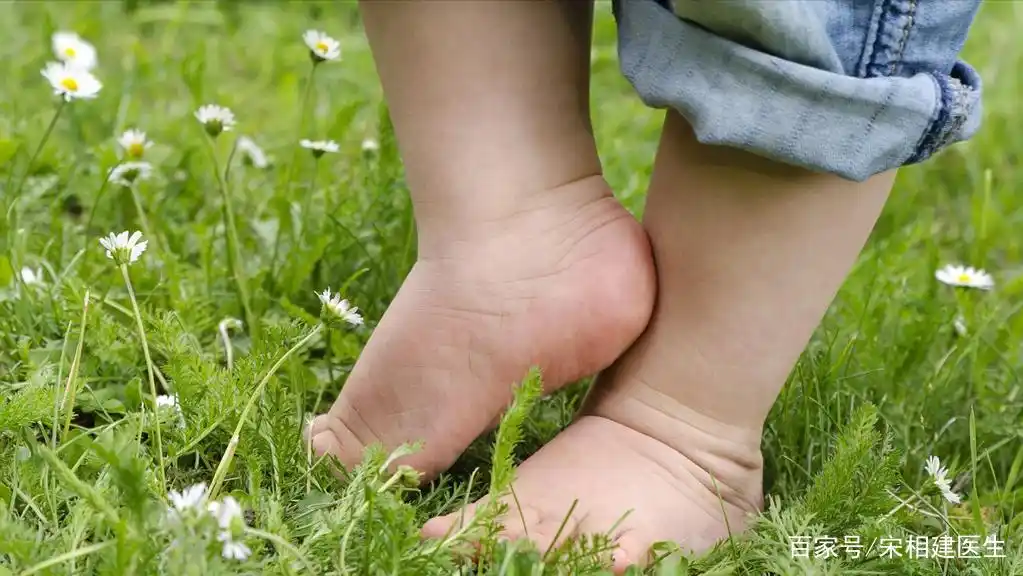 孩子为啥老脱鞋袜,更喜欢光脚走路?