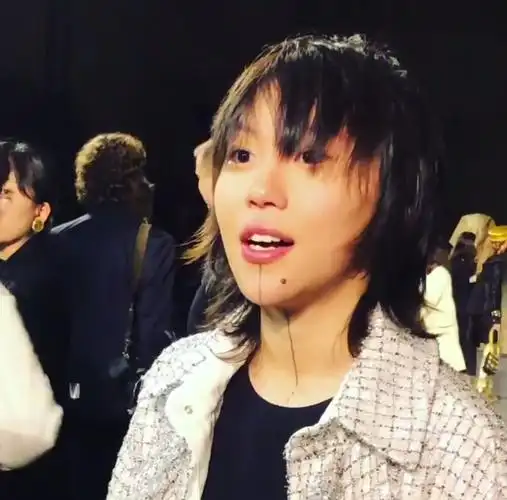 周迅窦靖童罕见同框,周迅一脸宠溺,窦靖童下巴纹身形状亮了