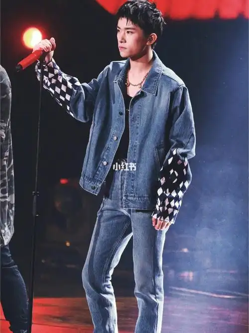 易烊千玺牛仔衣造型帅气十足