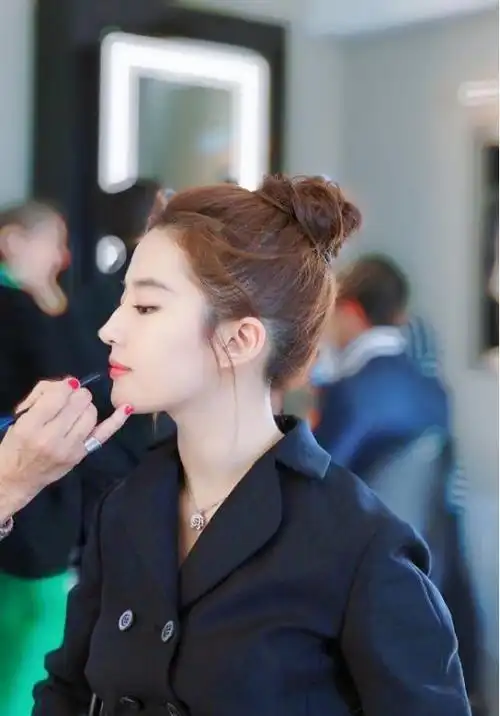 刘亦菲真该放弃少女人设了扎丸子头却太富态毕竟已经三十多了