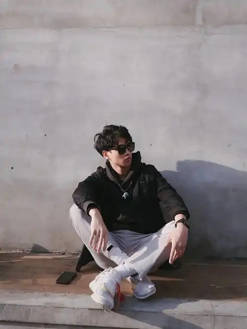 180男生穿搭利用干净的墙拍出好照片