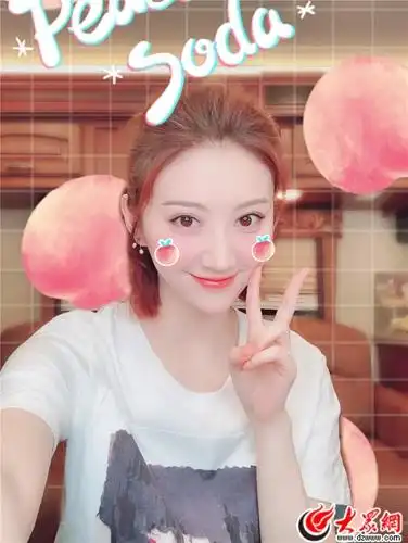 景甜俏皮"比耶"送祝福 隔空与粉丝逗趣互动