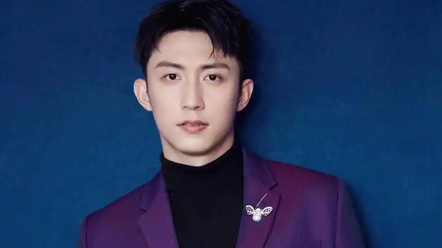 明星爱国差距有多大,孟美岐说自己是韩国歌手,黄景瑜坚持说中文