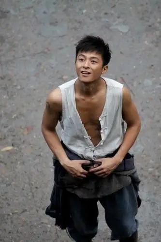 朱雨辰戏服"深v"领 显露男人事业线