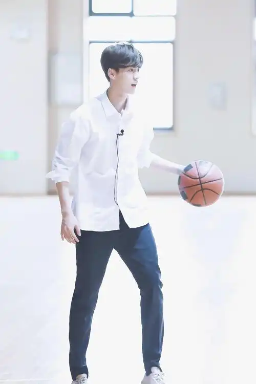 清爽干净 帅气迷人的鹿学长啊!穿校服的鹿晗真是很校草了～@m鹿m