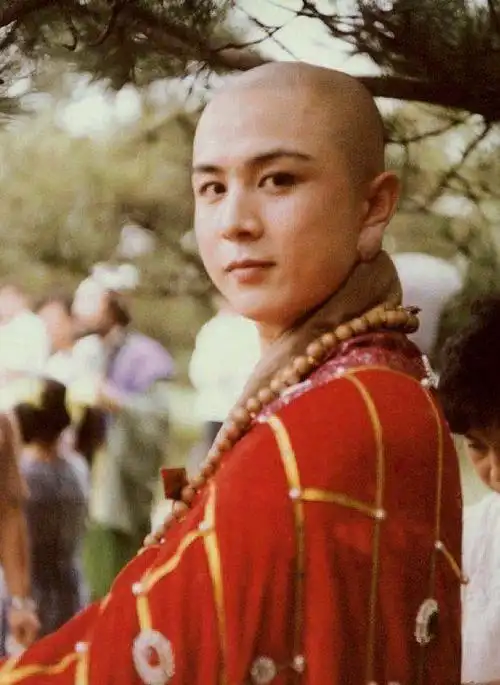 "最帅唐僧"徐少华,穿袈裟走穴商演,发福沧桑和以前判若两人