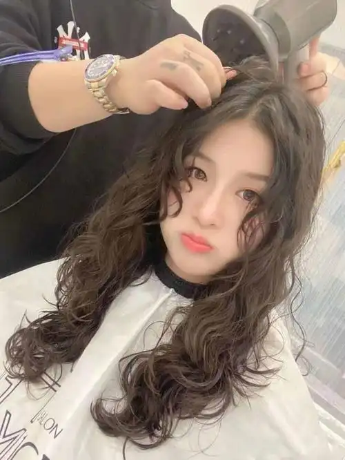 适合圆脸的卷发发型适合圆脸的中长发