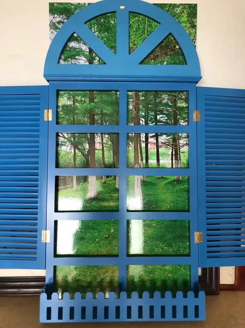 网上订购的两堂欧式装饰假窗户,背后到广告公司喷上两快写真风景 - 抖