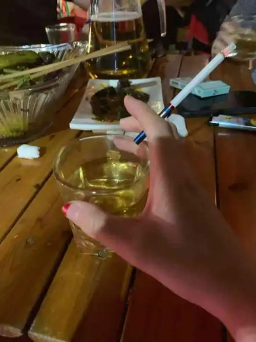 吹着小风,抽着烟 喝着酒