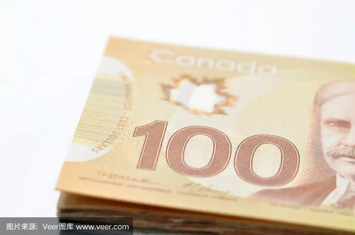 一叠加拿大100元钞票