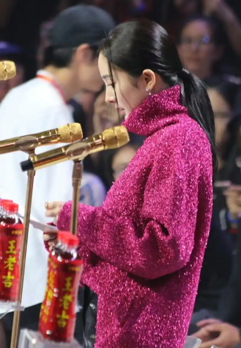 身穿bling bling的玫红色毛衣,搭配皮短裙,杨幂真是穿搭女王.