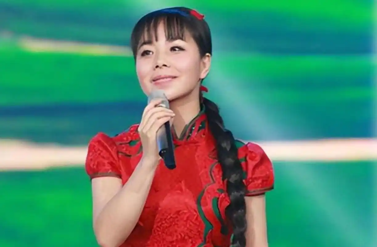 王二妮靠《星光大道》走红,成名后不嫌贫爱富,仍然嫁给农村男友