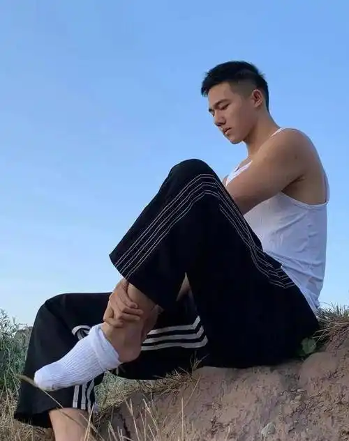 长相帅气气质阳刚的肌肉体育生穿白袜模样让人心动着迷