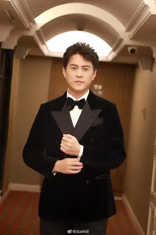 演员@靳东身着#dunhill 2024春夏系列#出席第34届电视剧#飞天奖#,一袭