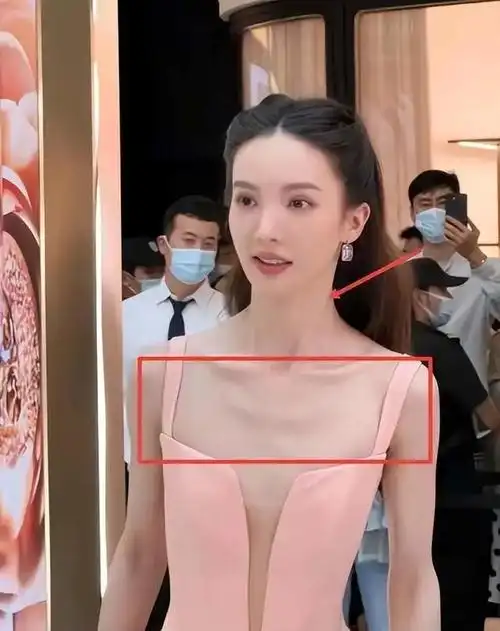 有一种尴尬叫金晨玩性感条件有限却非要露点什么