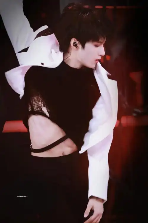 刘耀文腹肌##刘耀文头发不是水淋湿的是汗