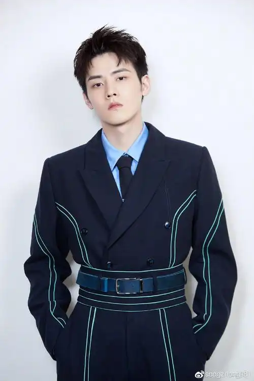 宅家出不了门,看一个绝色大帅哥